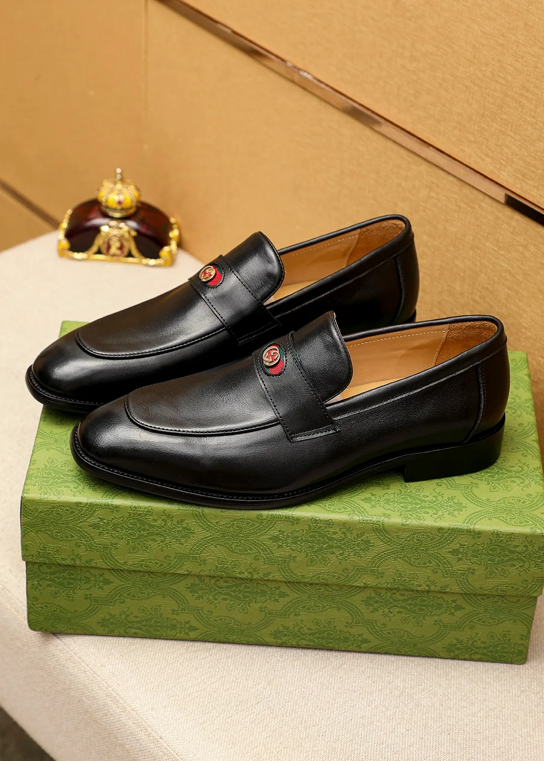 Men's shoes 💰442 💐 Product trademark: GUCCI "Gucci" casual leather shoes Regular size: 38-44 (45.46🉑️customized) Product materials: Selected imported first-layer calfskin upper + luxury hardware buckle, imported small dyed cowhide leather lining. Strong three-dimensional visual effect, combined outsole Color: 1⃣️color optional